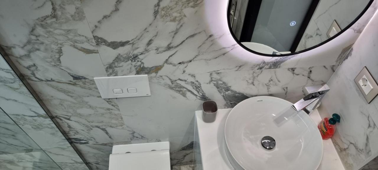 Deluxe Apartment Bllok Тирана Экстерьер фото